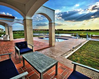 Lighthouse Golf & Spa Apartments - Balchik - Patio