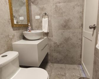 Sá Hotel - Cuenca - Phòng tắm