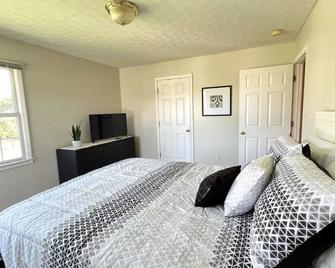 Peaceful home with spacious yard & two-car garage - Glasgow