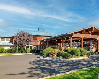 Stunning Views of Columbia River! 4 Spaces w/ Kitchenettes, King & Queen Beds - Boardman - Building