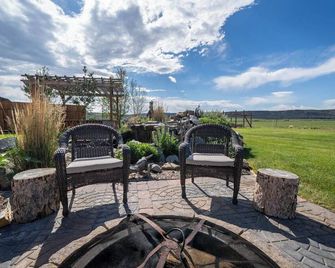 Newer Cozy Cabin; Private & Under 10 Minutes to Cody! - Cody - Patio