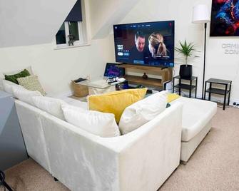 Abington CCC Villa - Sleeps 15, Balcony, Shower Jets, Cinema & Game Room, Baby Room, Pool Table, Ps5, 30 Games, Wii, Library, Parking, 5 Rooms - Sywell - Living room