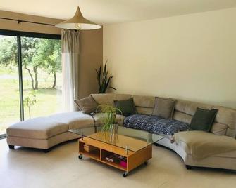 Quiet Provencal hillside villa, 10 minutes from Aix center, with no neighbors - Meyrargues - Sala de estar