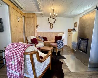 House for peace and relaxation in the countryside with sauna barrel on request - Schangnau - Sala de estar