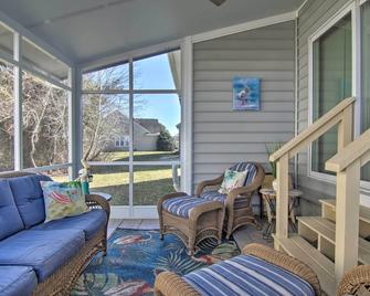 Family Retreat w/ Game Room, Patio ~ 4 Mi to Beach - Ocean View - Sala de estar