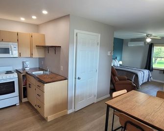 MacIver's Motel and Camp - Blind River - Kitchen