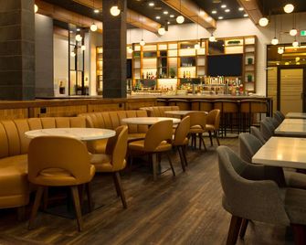 Radisson Hotel & Suites Fort McMurray - Fort McMurray - Bar
