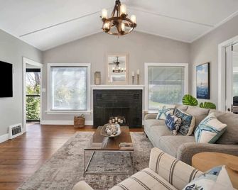 Niantic Cove Waterfront Escape: Relax & Unwind - Niantic - Wohnzimmer