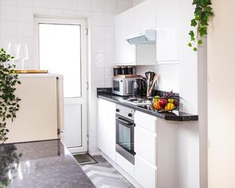 Contractor house, sleeps 5, close to restaurant's and bars, Long stays available, Oveyo Accommodation - Middlesbrough - Cocina