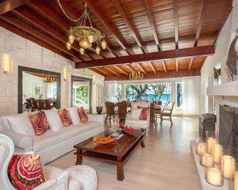 لارجو ريزورت - كيي لارغو - غرفة معيشة