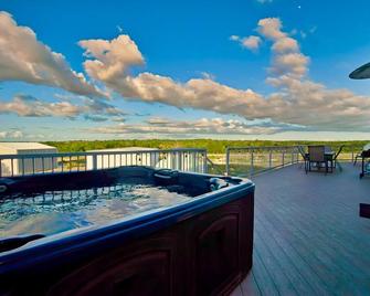 Come stay at this one of kind Airplane hanger that overlooks a runway. - Salado - Balkon