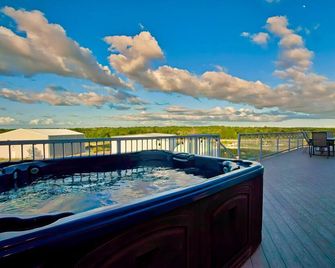 Come stay at this one of kind Airplane hanger that overlooks a runway. - Salado - Balkón