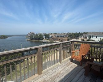 Coastal Retreat- Soundfront, Kayaks, Short Walk to Beach, Shops and Restaurants. - Avon - Balcón