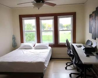 Warm And Cozy 2BR Upper - Near Brewers and Statefair - West Allis - Bedroom