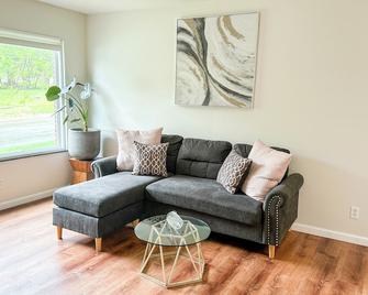 Akron Abode - 2pm Check In & Out - Akron - Living room