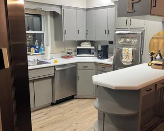 Beautiful ranch with walk out basement on the Tippecanoe river. - Winamac - Kitchen