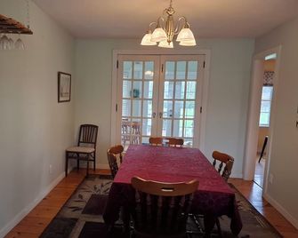 The Guest house in Potsdam 4 bedroom 3 bathroom Private home. With WiFi & A/C - Potsdam - Sala de jantar