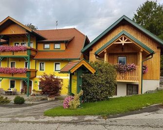 Doppelzimmer Nr. 1 und 3 mit Balkon - Landhaus Ebner - Millstatt - Building
