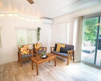 Casita-stylish Garden Home 5 Min To Bayshore Water - Tampa - Living room