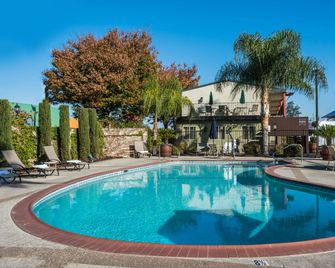 Days Inn & Suites by Wyndham Lodi - Lodi - Pool