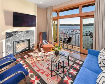 Salishan Chief Suite - Cowichan Bay - Living room