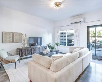 Orlo at Hara Homes Luxury Stay - Leavenworth - Living room