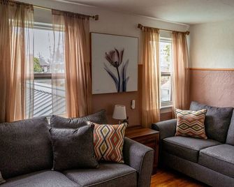 Chic 1-bedroom apartment with WiFi, AC in fabulous Sheboygan - Sheboygan - Living room