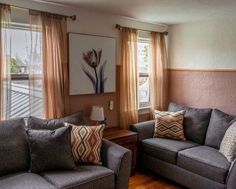 Chic 1-bedroom apartment with WiFi, AC in fabulous Sheboygan - Sheboygan - Вітальня