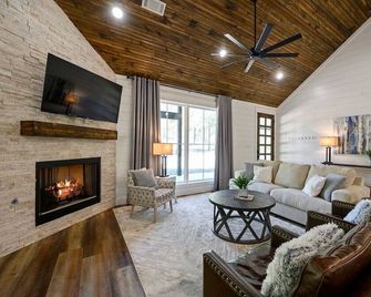 Platinum Ridge - Luxury One Bedroom with Bunk Nook - Broken Bow - Living room