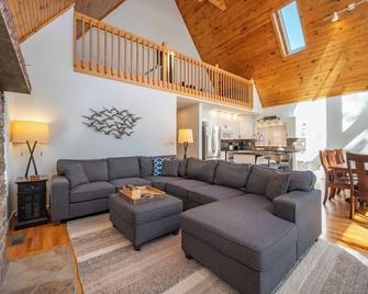 Aah Chalet: Dogs Welcome, Lakefront, Hot Tub, Fireplace, Private Dock! - Oakland - Sala de estar