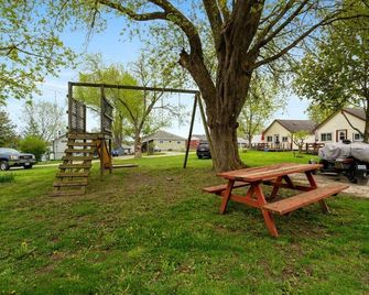 Enjoy The Outdoors at Rice Lakes - Bailieboro - Patio