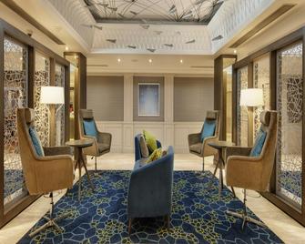Hilton East Midlands Airport - Derby - Lobby