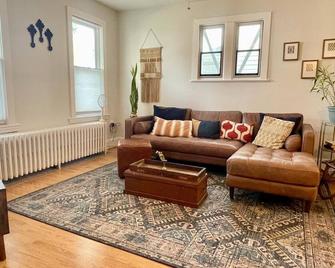 Entire House: Free Parking, Walk from Metro - Eco-friendly in Washington, DC! - Washington, D.C. - Living room
