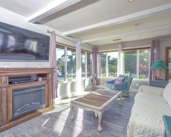 Wine Down Cottage In The Heart Of Cambria - Cambria - Living room