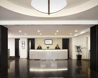 Radisson on Flagstaff Gardens Melbourne - Melbourne - Front desk