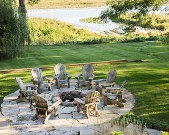 The Great Escape Blocks From Your Private Beach - Stevensville - Binnenhof