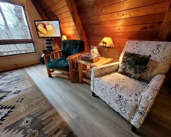 Secluded A-Frame Cabin with Private Riverfront on Little Manistee River near Tustin, Michigan - Luther - Sala de estar