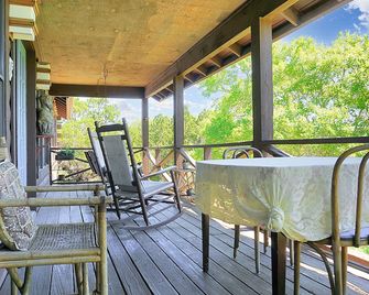 Spacious one bedroom log cabin with views for miles! Only one mile from the Wimb - Wimberley - Balcony