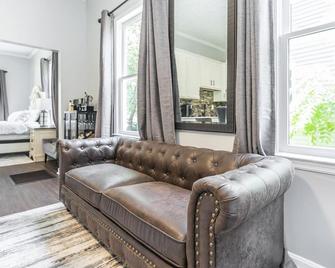 Luxurious 1-bedroom with Free Parking - Lexington - Living room