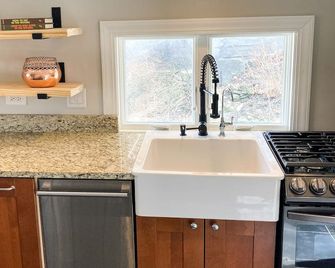 Little Fox Cottage - A Cozy Riverview Getaway Near Chicago - Fox River Grove - Cocina