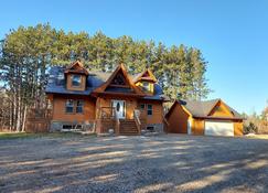 Cozy House - Necedah - Building