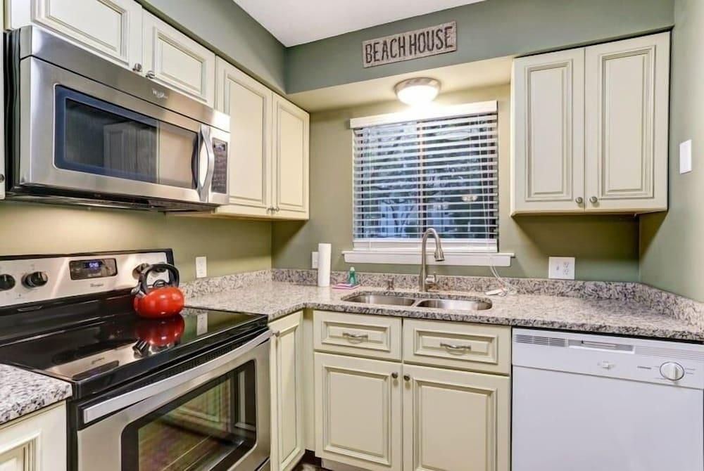 Amelia Landings Condo, Easy Access to the Pool and Short Walk to the Beach by RedAwning - Fernandina Beach - Cocina