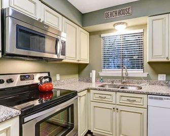 Amelia Landings Condo, Easy Access to the Pool and Short Walk to the Beach by RedAwning - Fernandina Beach - Cocina
