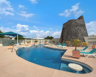 Oceanfront, Beachfront, Ground Floor, Beautiful Remodeled Condo With Pool Access - Christiansted - Pool