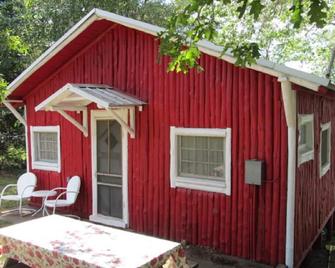 2 bedroom, 1 bath cabin with bunkhouse on fully recreational lake - Spooner - Patio