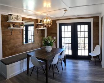 Private Oasis! Country quiet and City close - Brighton - Dining room