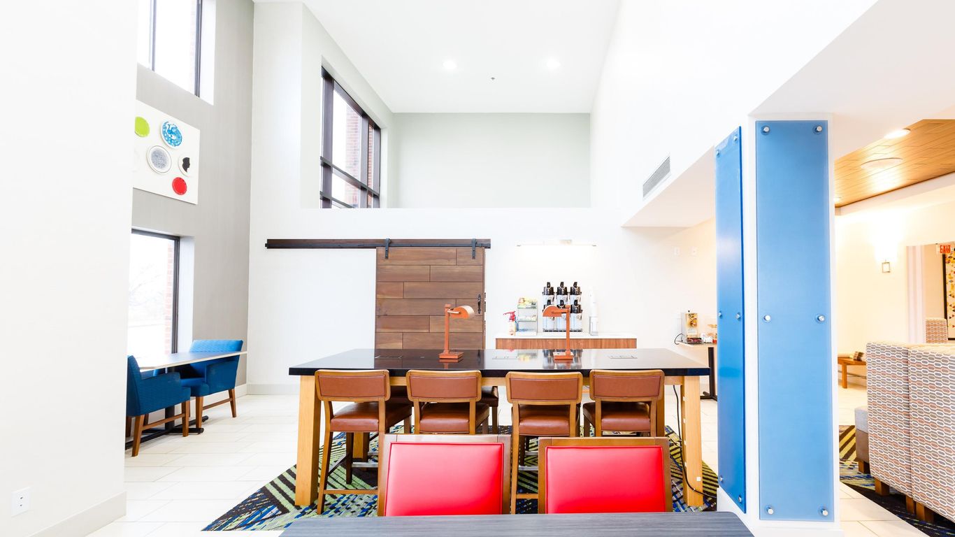 Holiday Inn Express & Suites Shelbyville By IHG