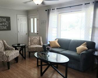 Perfectly Cozy! Close to so many places. Pet friendly. Great private backyard. - Winthrop Harbor - Living room