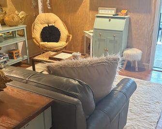 Suite is 100 yds from the Beach! Private Beach Access. 1 minute Walk. - Kitty Hawk - Living room