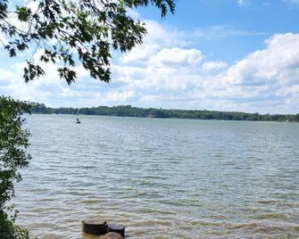 Cozy Cottage Get Away By The Lake - Round Lake - Beach